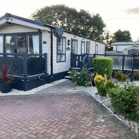 2 Bed, 2 Bath Lodge Style Caravan With Hot Tub & Private Garden At Patrington Haven Leisure Park Kültér fotó