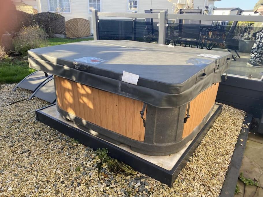 2 Bed, 2 Bath Lodge Style Caravan With Hot Tub & Private Garden At Patrington Haven Leisure Park Kültér fotó