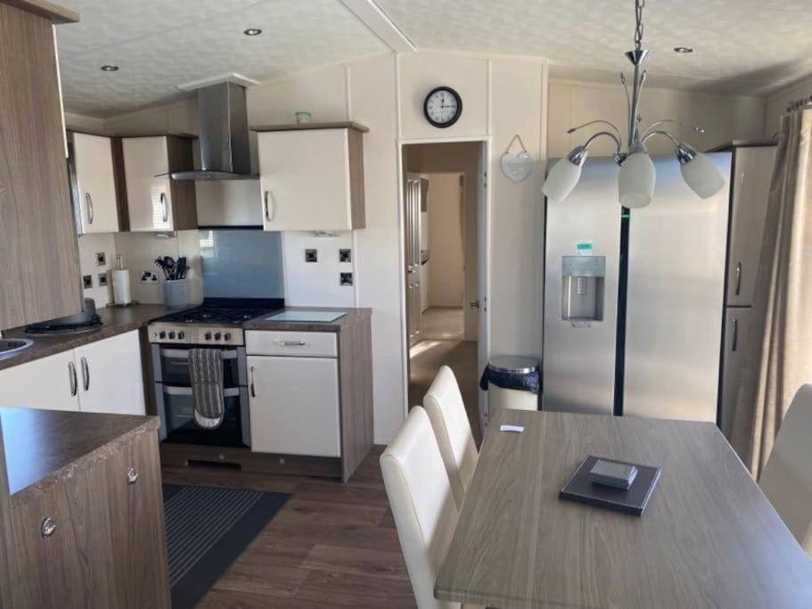 2 Bed, 2 Bath Lodge Style Caravan With Hot Tub & Private Garden At Patrington Haven Leisure Park Kültér fotó