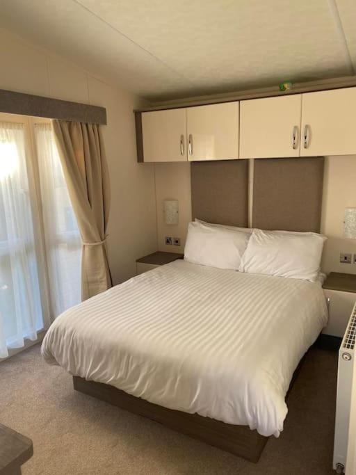 2 Bed, 2 Bath Lodge Style Caravan With Hot Tub & Private Garden At Patrington Haven Leisure Park Kültér fotó