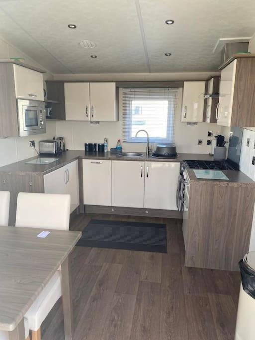 2 Bed, 2 Bath Lodge Style Caravan With Hot Tub & Private Garden At Patrington Haven Leisure Park Kültér fotó