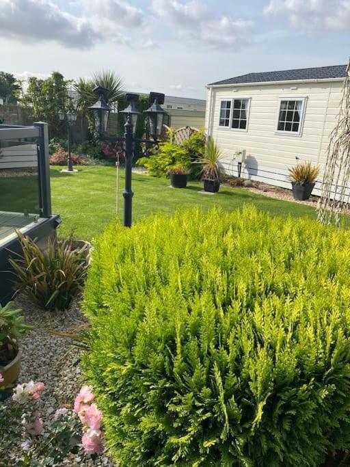 2 Bed, 2 Bath Lodge Style Caravan With Hot Tub & Private Garden At Patrington Haven Leisure Park Kültér fotó