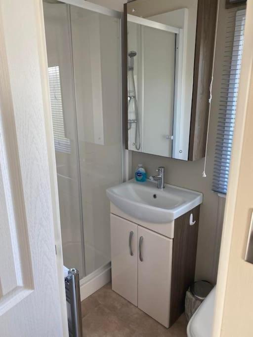 2 Bed, 2 Bath Lodge Style Caravan With Hot Tub & Private Garden At Patrington Haven Leisure Park Kültér fotó