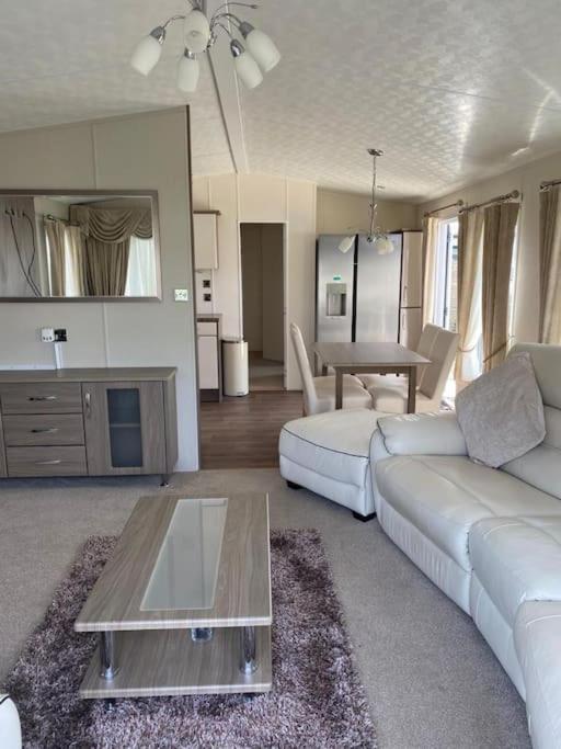 2 Bed, 2 Bath Lodge Style Caravan With Hot Tub & Private Garden At Patrington Haven Leisure Park Kültér fotó