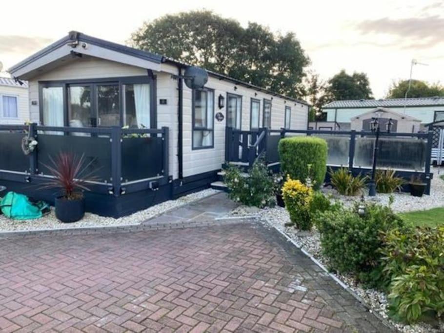 2 Bed, 2 Bath Lodge Style Caravan With Hot Tub & Private Garden At Patrington Haven Leisure Park Kültér fotó