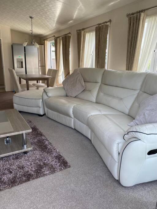 2 Bed, 2 Bath Lodge Style Caravan With Hot Tub & Private Garden At Patrington Haven Leisure Park Kültér fotó